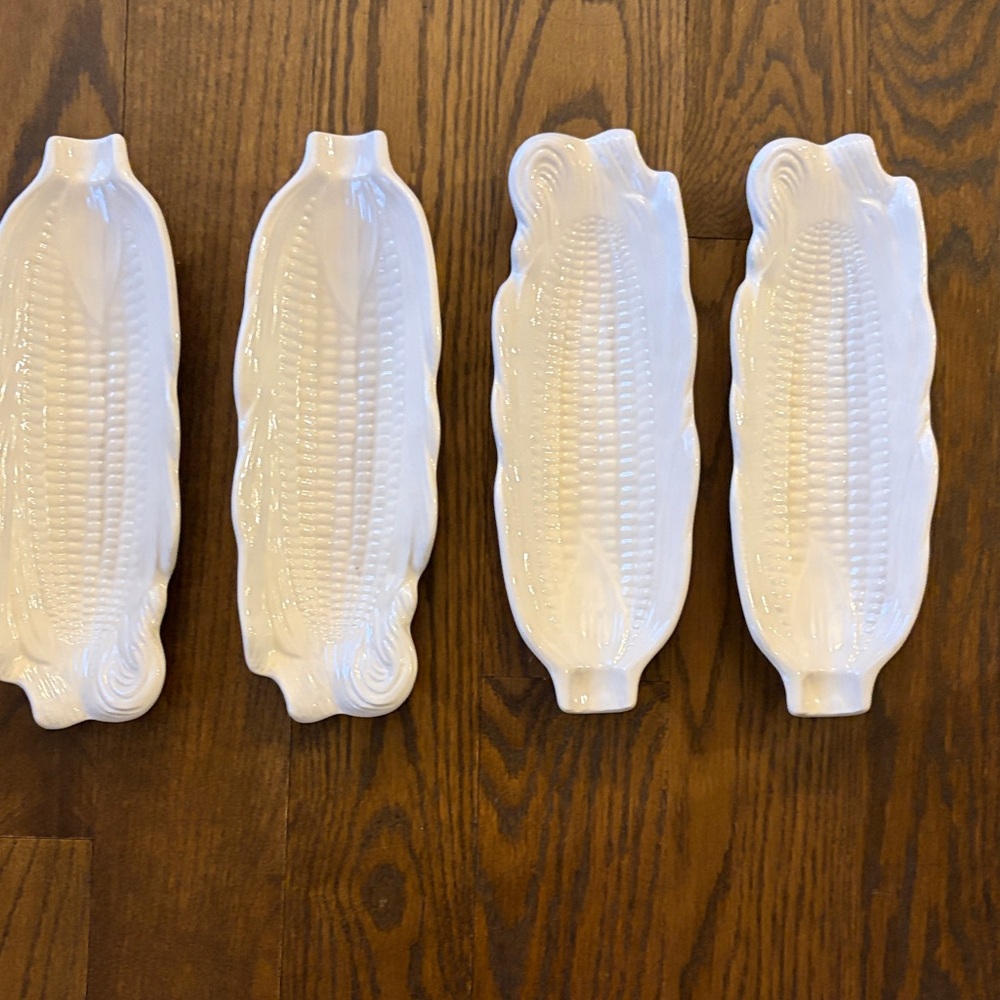 Set of White Corn-Shaped Ceramic Dishes